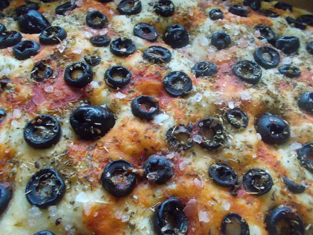 Foccacia cu masline si oregano