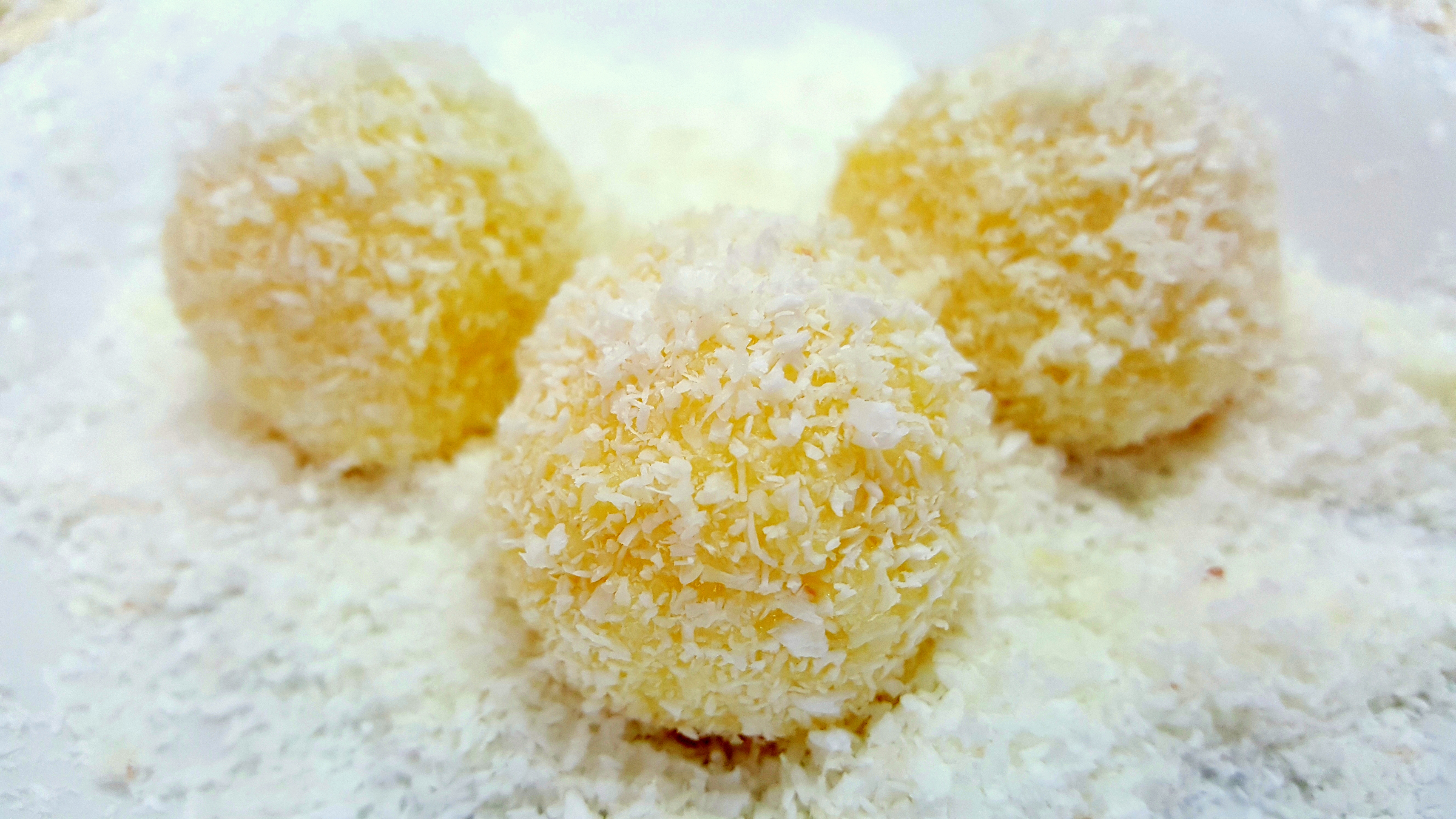 Desert bomboane cu ciocolata alba, nuca de cocos si migdale (Bomboane Rafaello de casa)