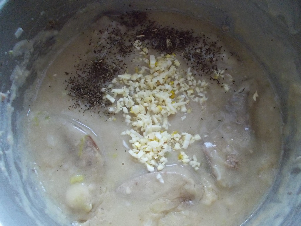 Ficat de porc in sos de vin, cu legume natur