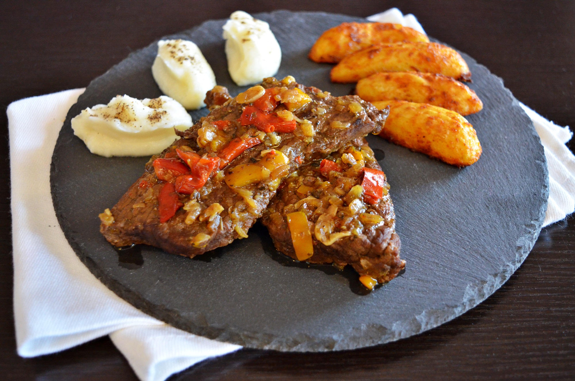 Vita Angus in sos de ceapa si ardei la Multicooker-ul Crock-Pot Express cu gatire sub presiune