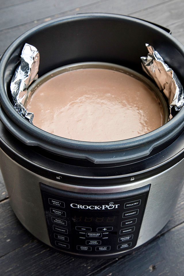 Cheesecake cu ciocolata in trei culori la Multicooker-ul Crock-Pot Express cu gatire sub presiune