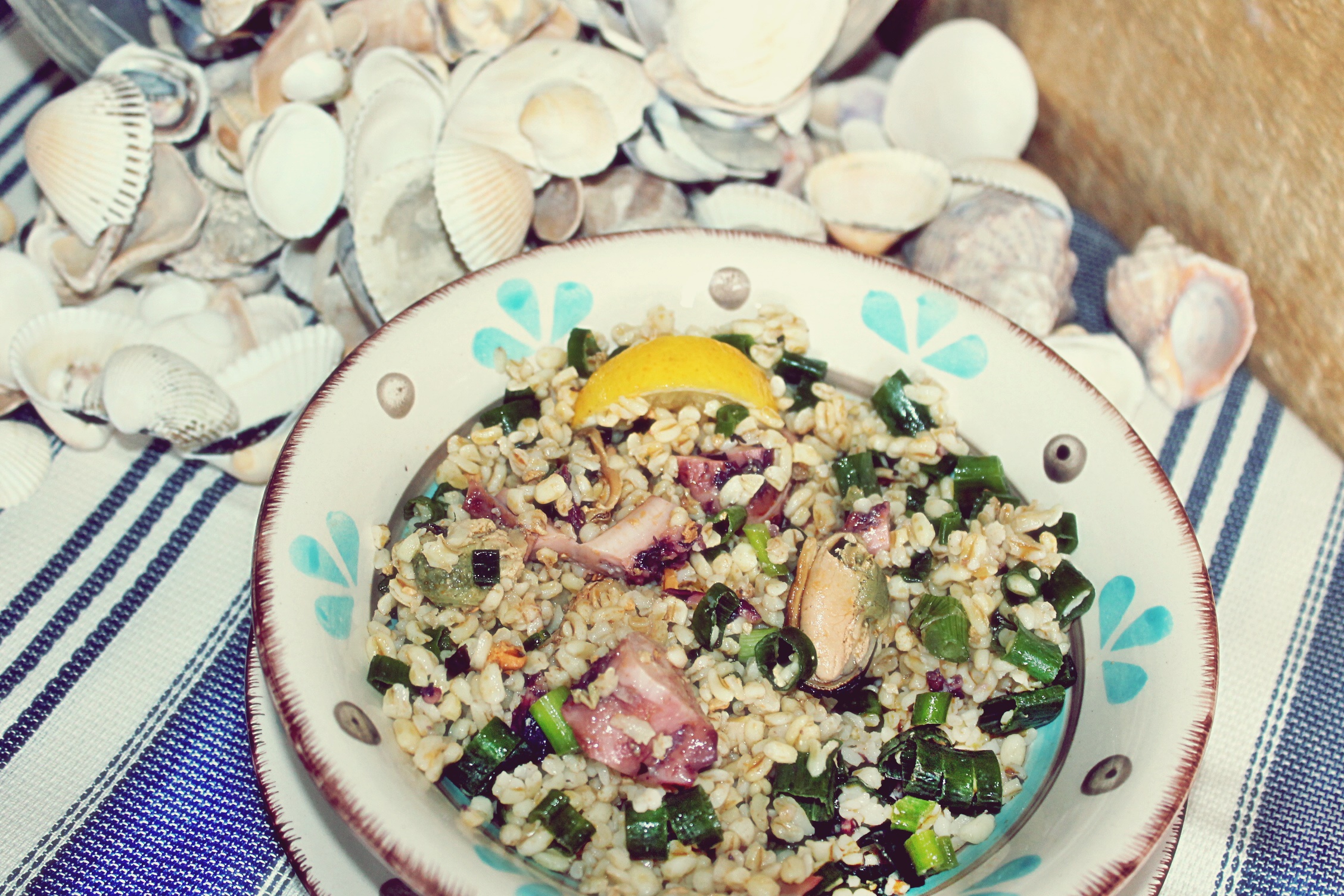 Bulgur cu midii, caracatita si ceapa verde