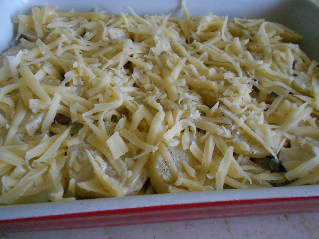 Cartofi noi cu ciuperci, la cuptor