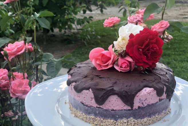 Tort gustos cu capsuni si ciocolata (fara zahar)