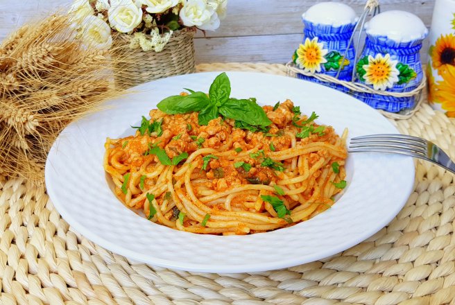 Spaghete cu carne tocata si sos de rosii