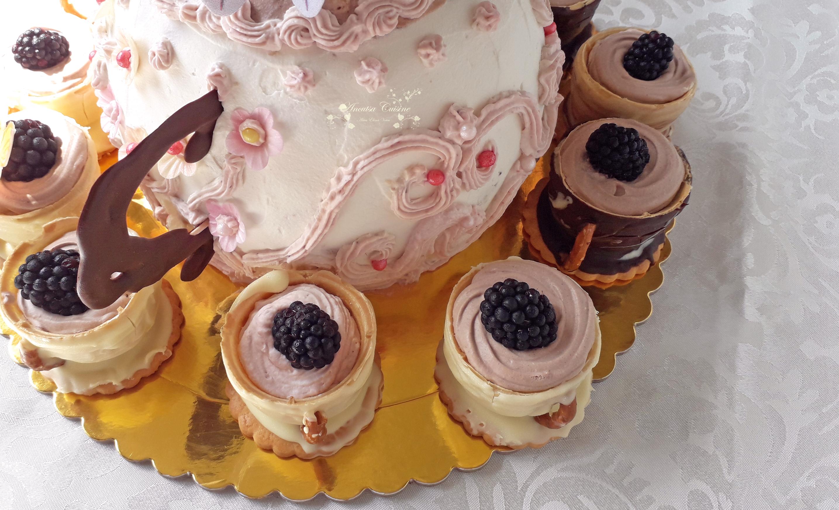 Desert tort Ceainic cu flori si cescute