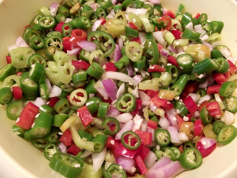 Salata de ardei iuti cu ceapa in otet
