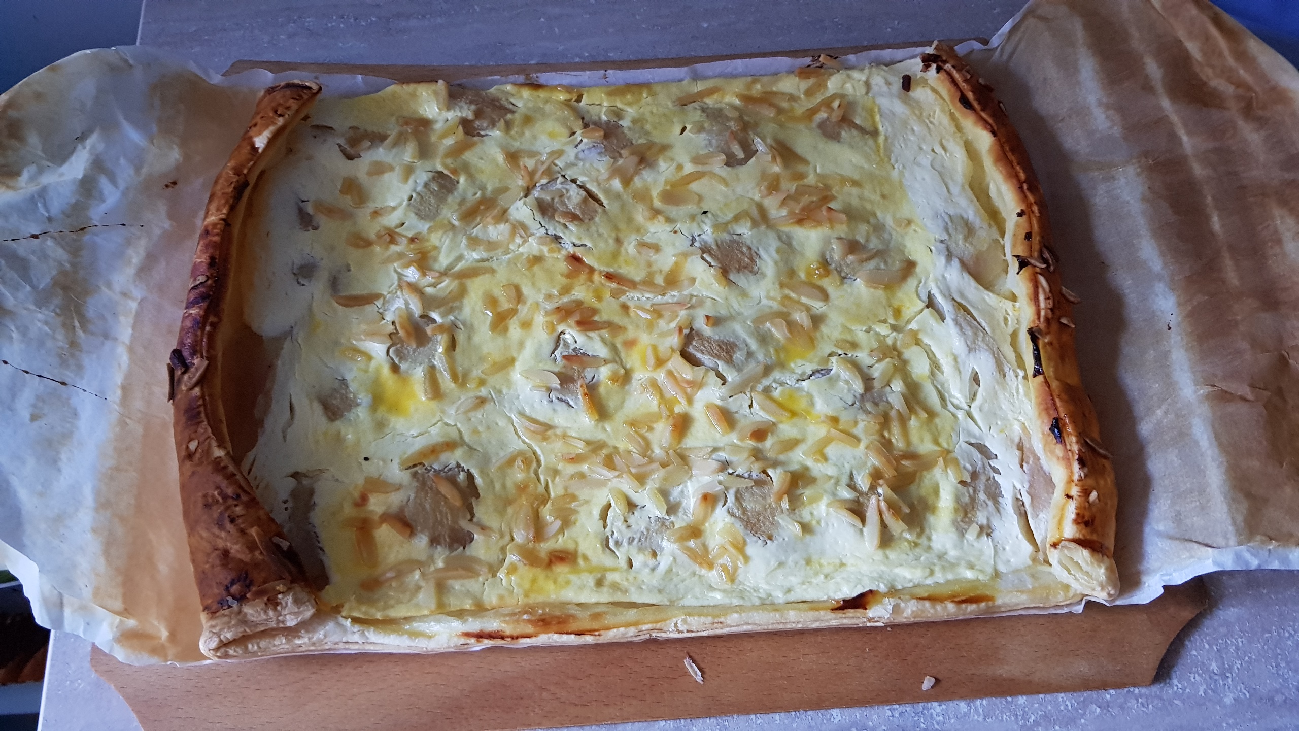 Desert tarta cu branza, pere si migdale