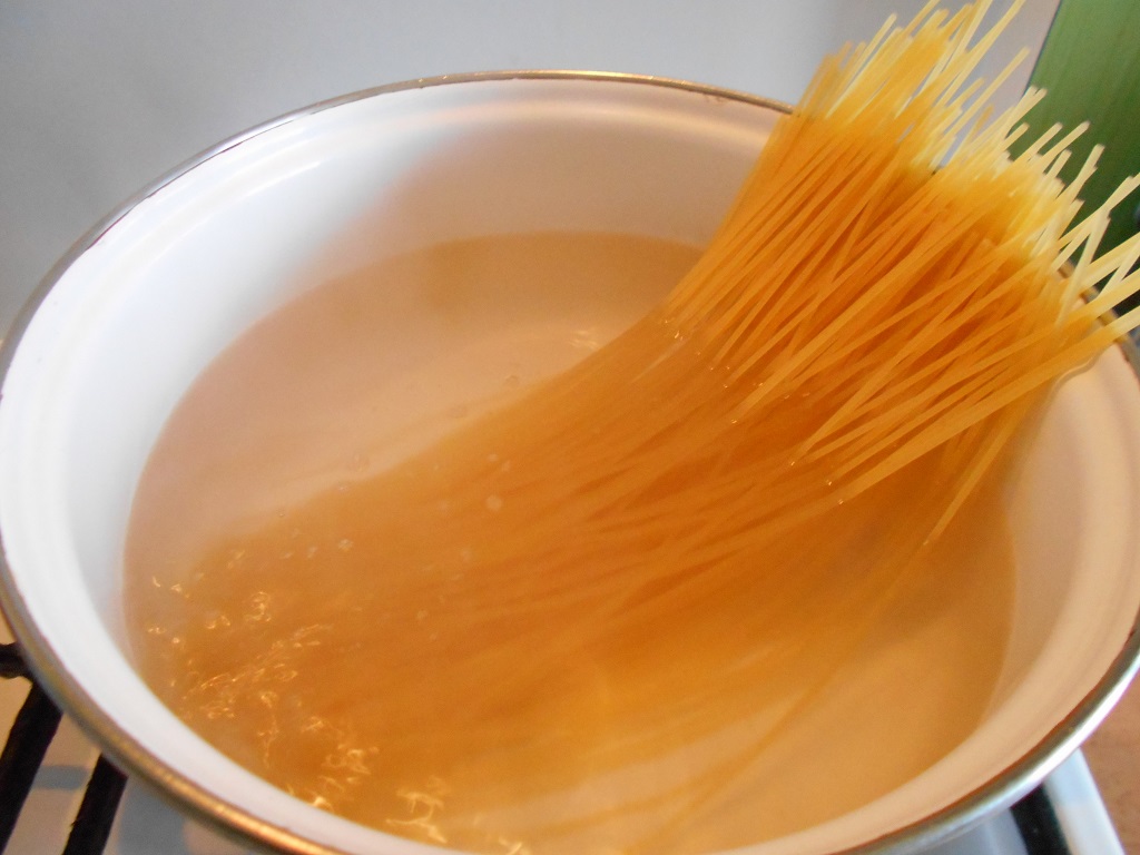 Spaghete cu ciuperci, in sos de usturoi