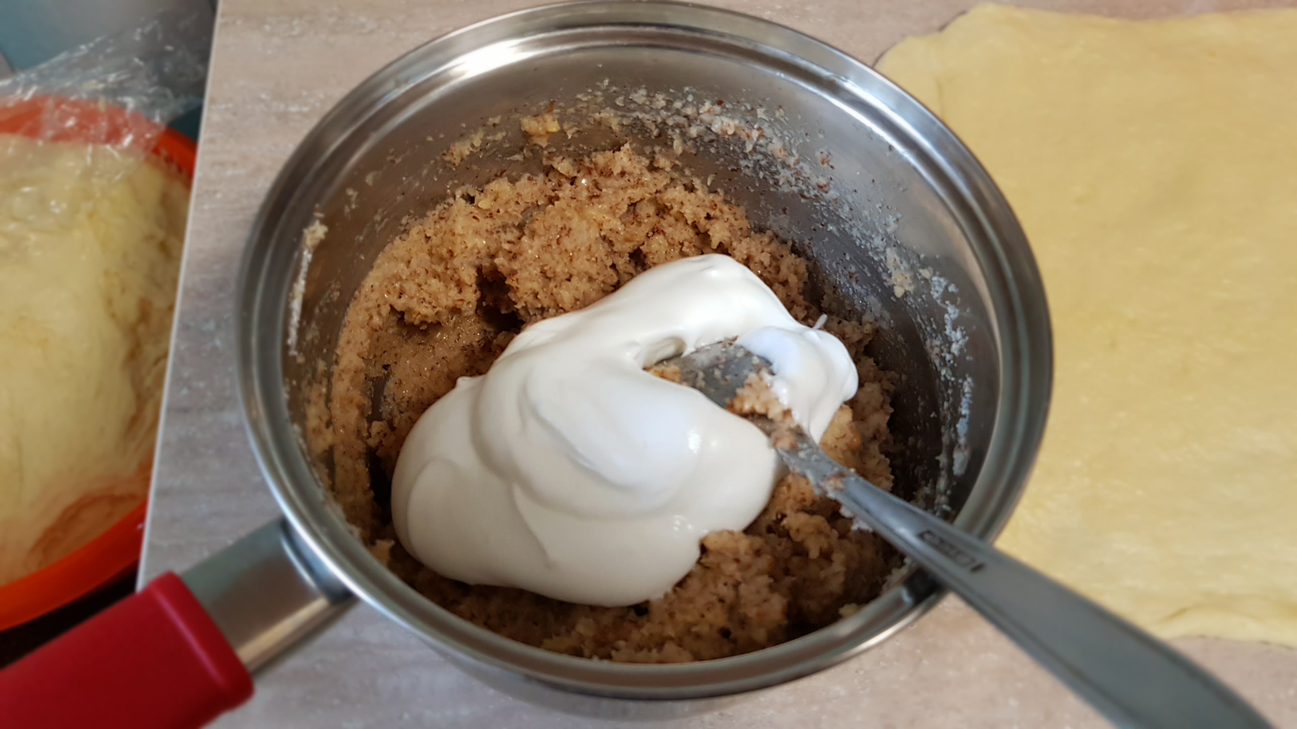 Desert cozonaci cu aluat oparit umpluti cu nuca, mac si rahat