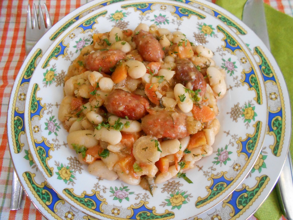 Fasole alba uscata, cu mini carnati chorizo