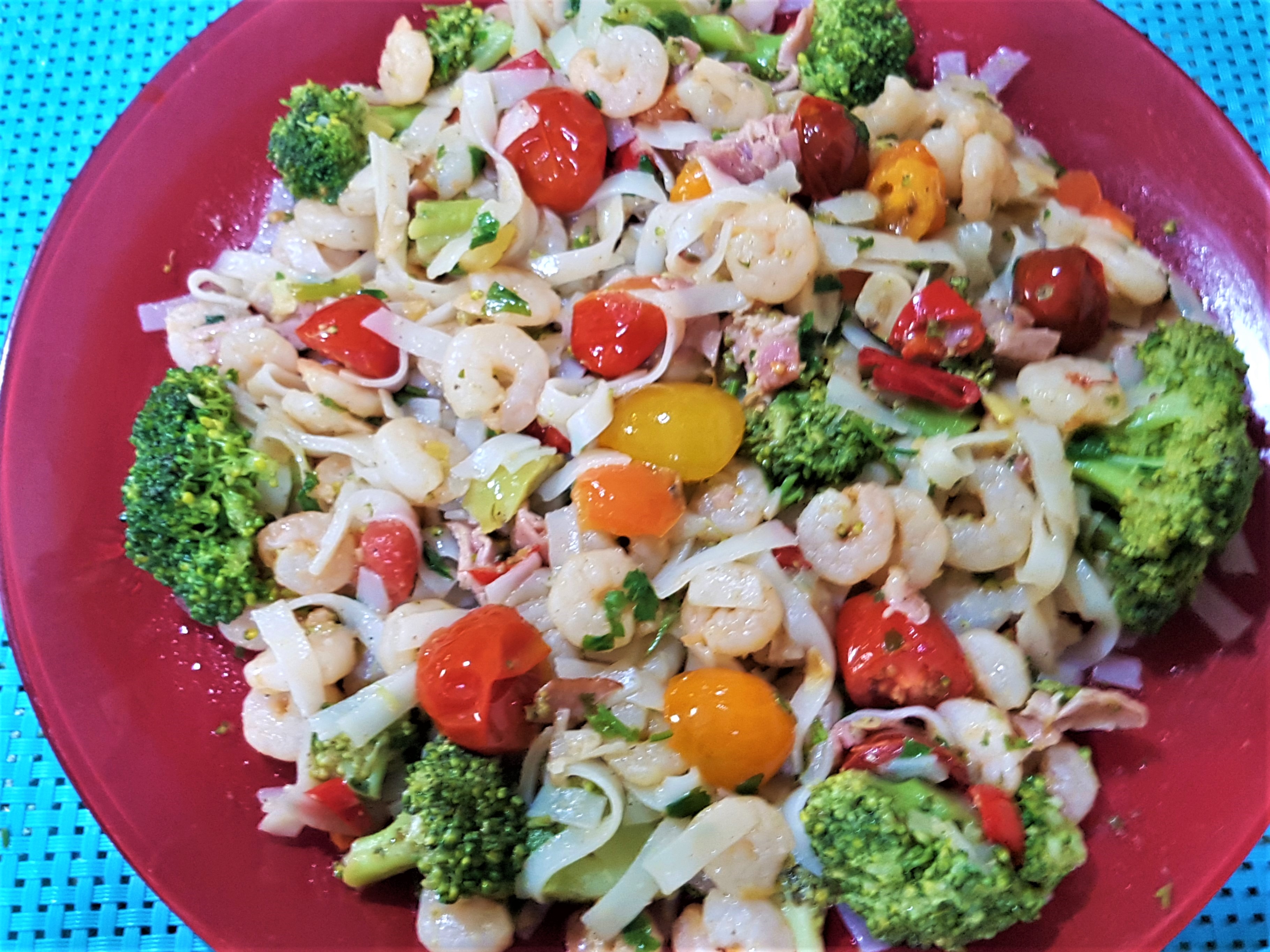 Creveti cu noodles de orez, broccoli si lamaie