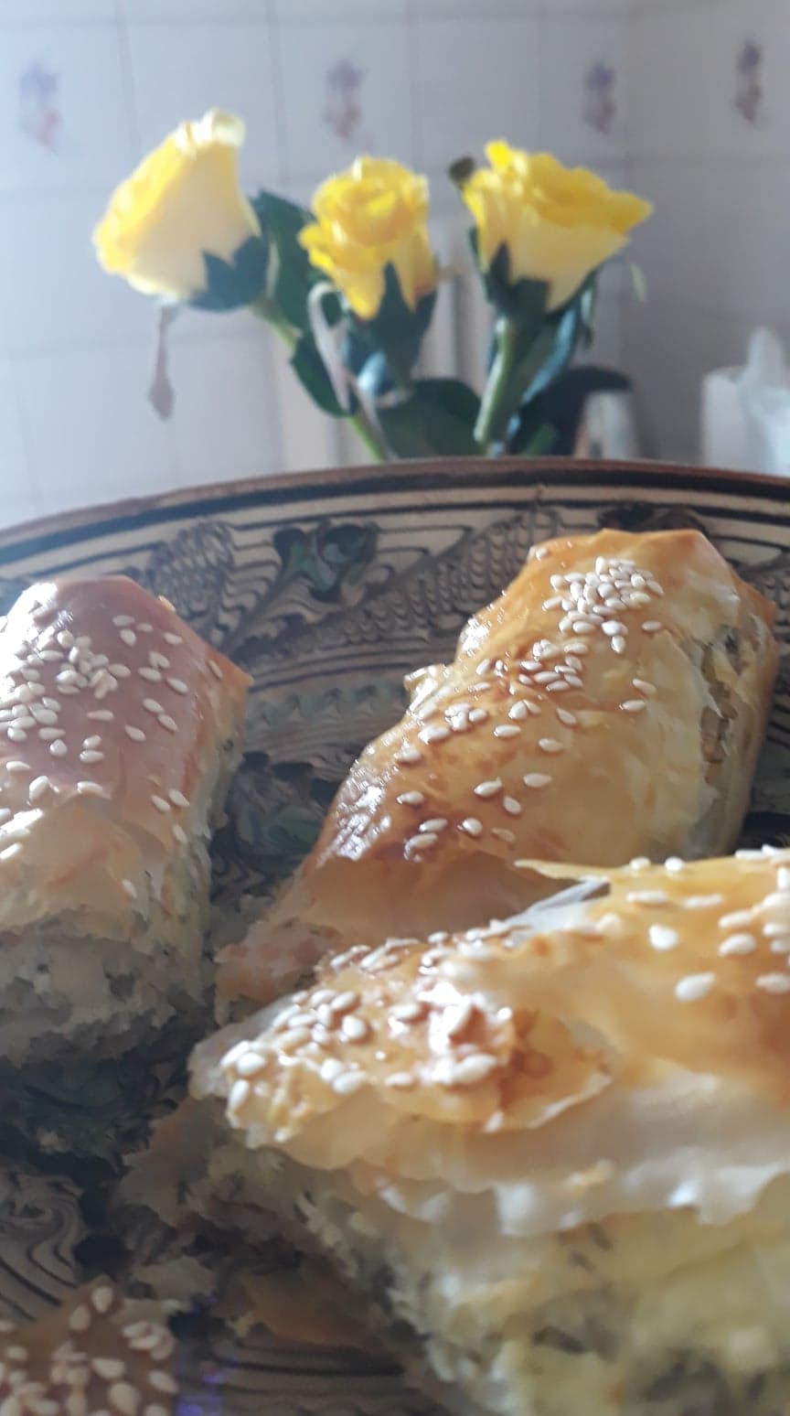 Placinta cu branza de burduf, urda, marar si ceapa verde