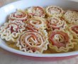 Mini rulouri de lasagna ondulate, cu sunca si cascaval, in sos de smantana si mustar-11
