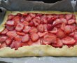 Desert tarta rustica cu capsuni si crema de branza-4