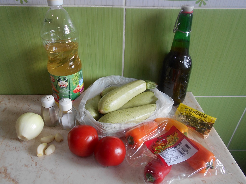 Mancarica de dovlecei, cu ardei si rosii