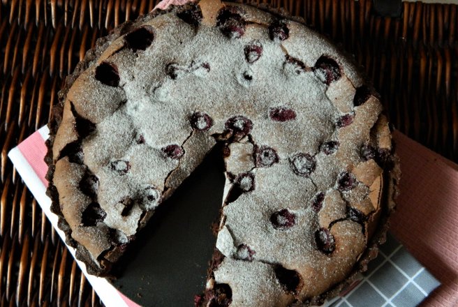 Desert tarta cu crema de ciocolata si visine