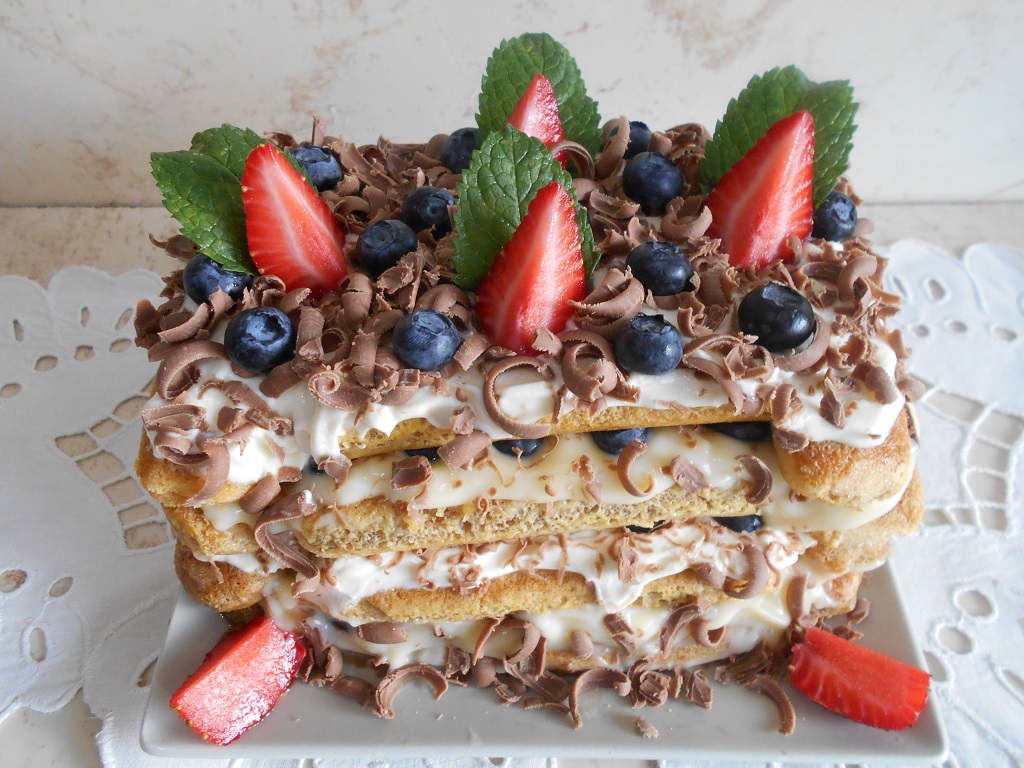 Desert tortulet cu doua creme, afine si ciocolata