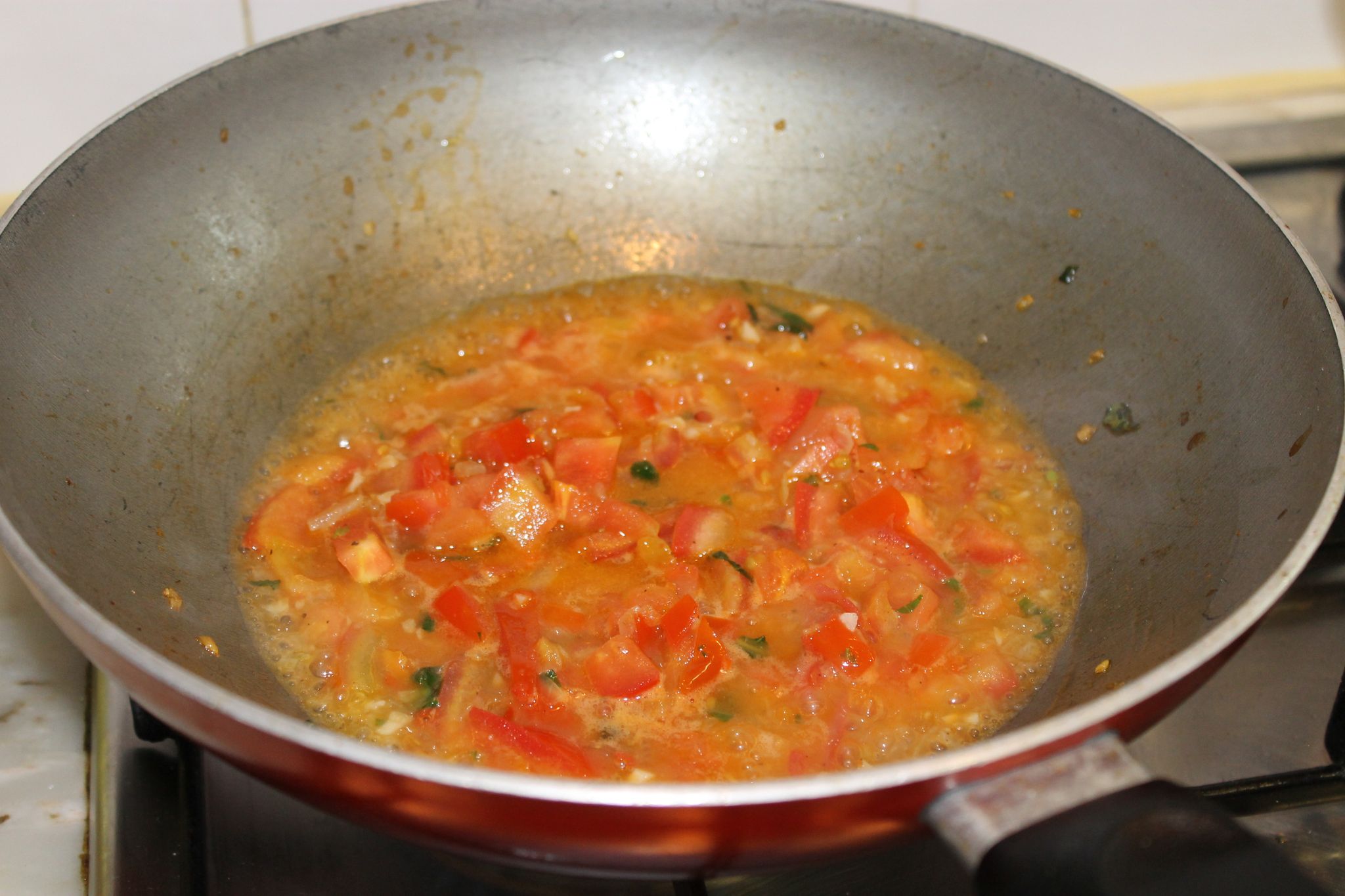 Paste negre cu somon si sos pesto