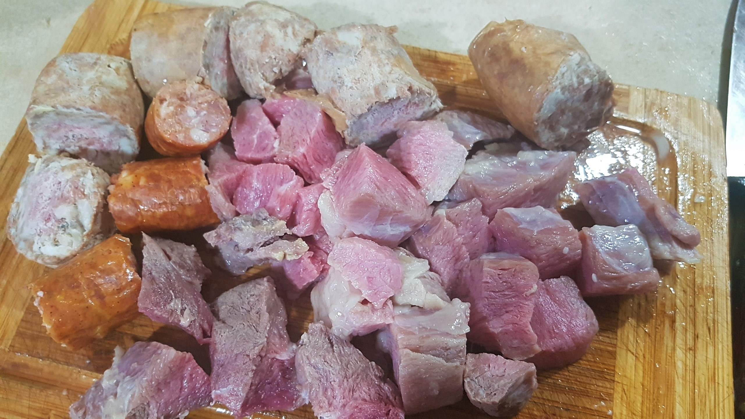 Ciorba cu zeama de varza acra cu carnati, cartofi si smantana