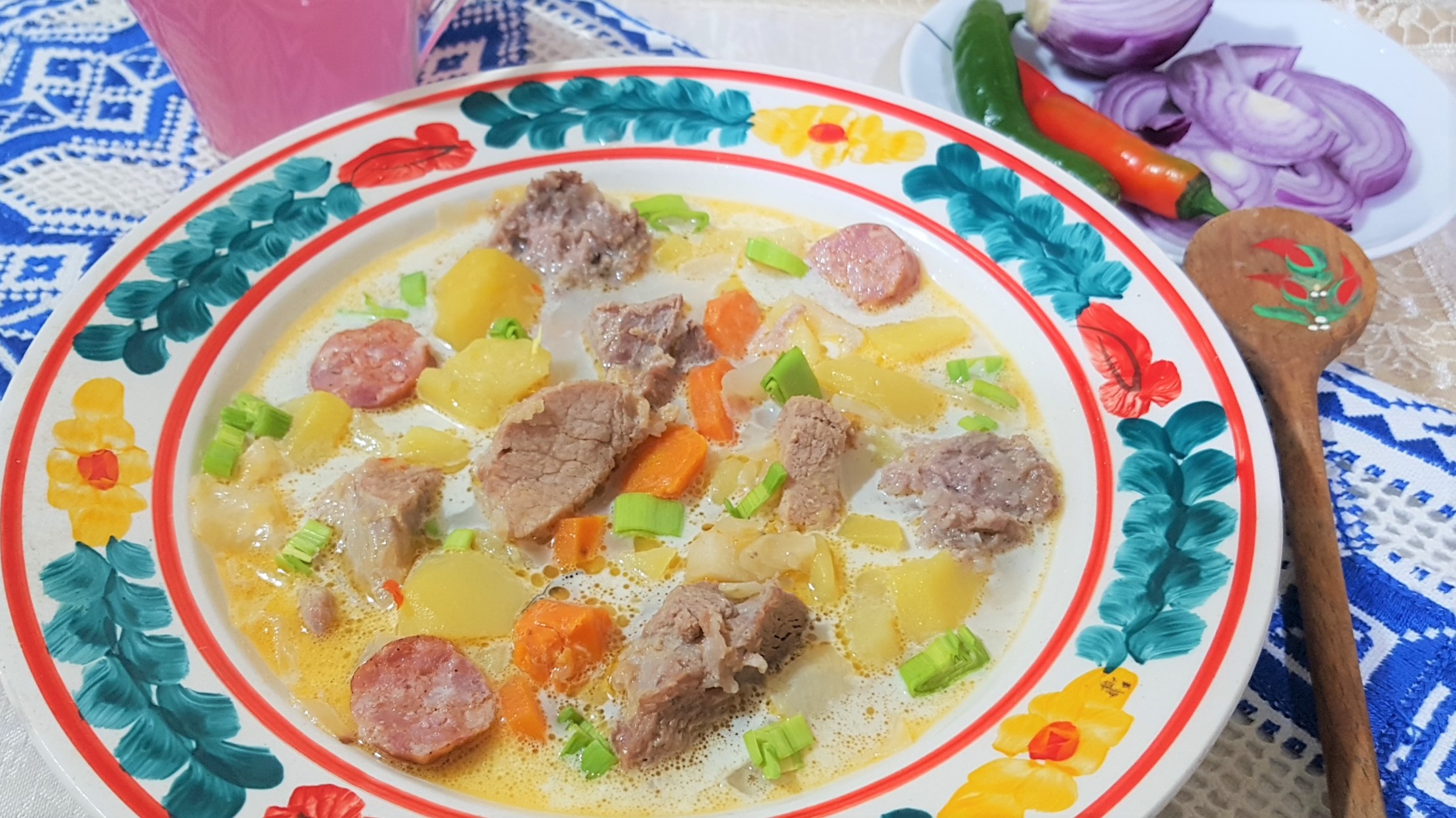 Ciorba cu zeama de varza acra cu carnati, cartofi si smantana