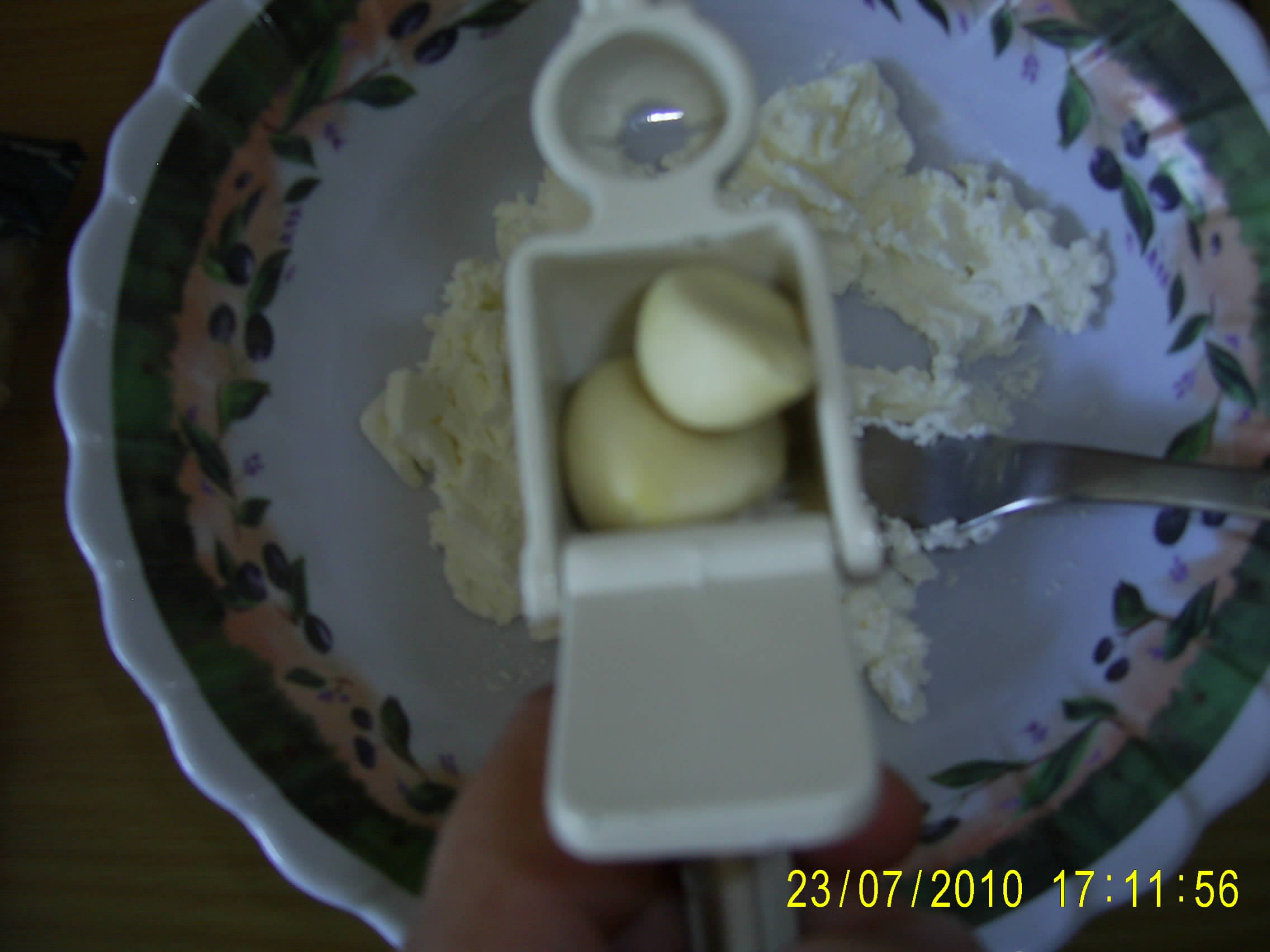 Sos de iaurt cu branza feta si usturoi