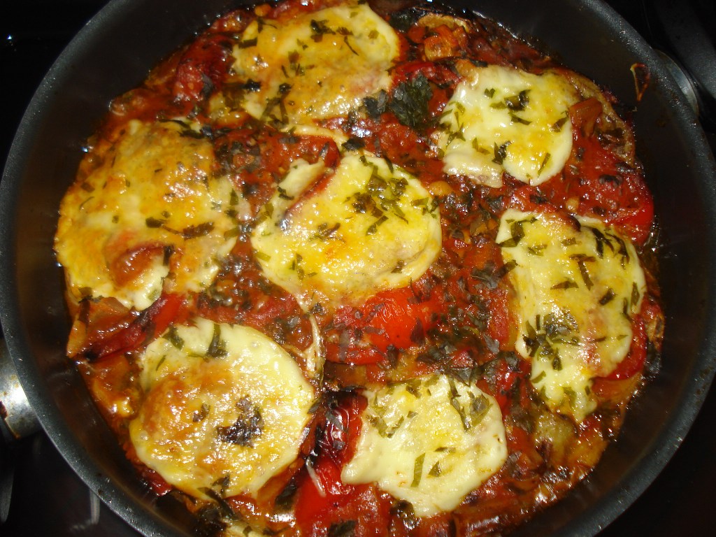 Pulpe de pui la gratar cu legume in sos de rosii