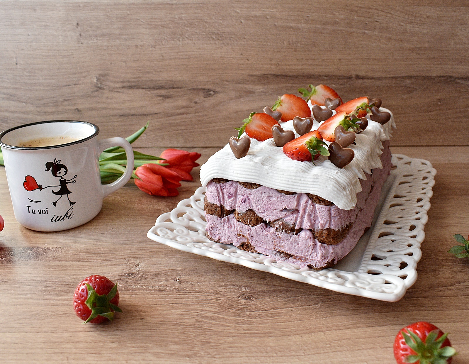 Desert tort cu piscoturi, iaurt si fructe de padure