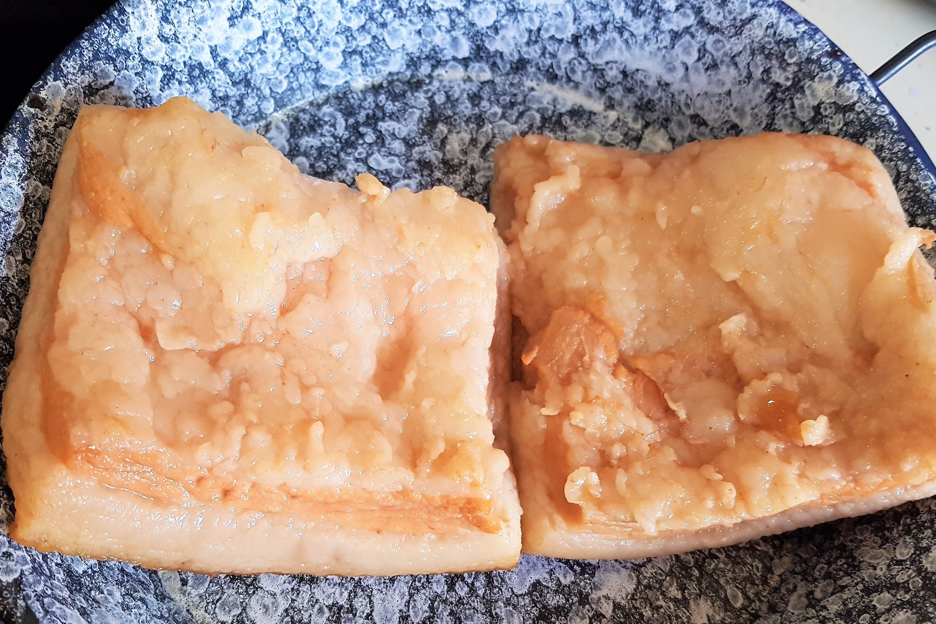 Slanina cu usturoi si boia - fiarta in coji de ceapa rosie
