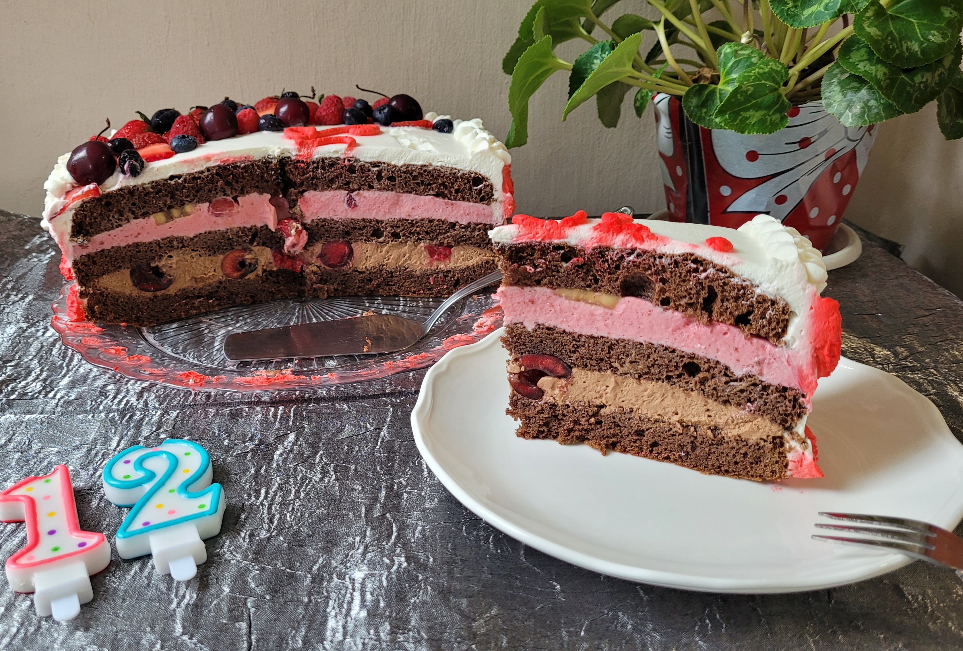 Desert tort cu crema de ciocolata, capsuni si fructe