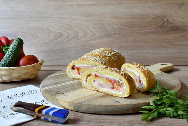 Aperitiv rulada cu sunca si branzeturi