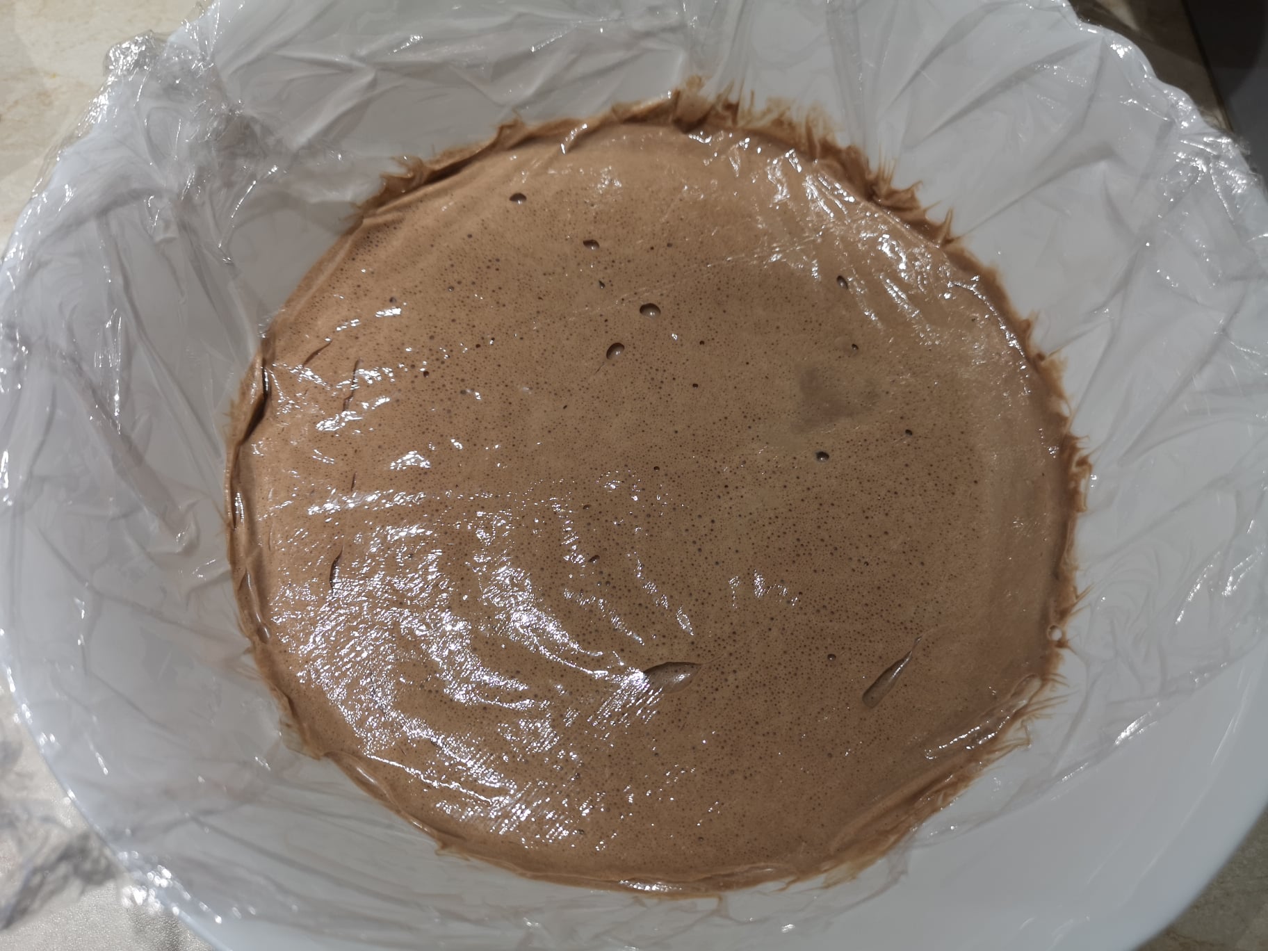 Desert tort cu namelaka de ciocolata si jeleu de zmeura