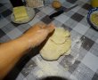 Desert cornuri pufoase cu gem de prune si nuca macinata-8
