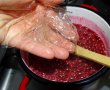 Reteta de tort cu crema de unt cu ciocolata si jeleu de coacaze rosii-3