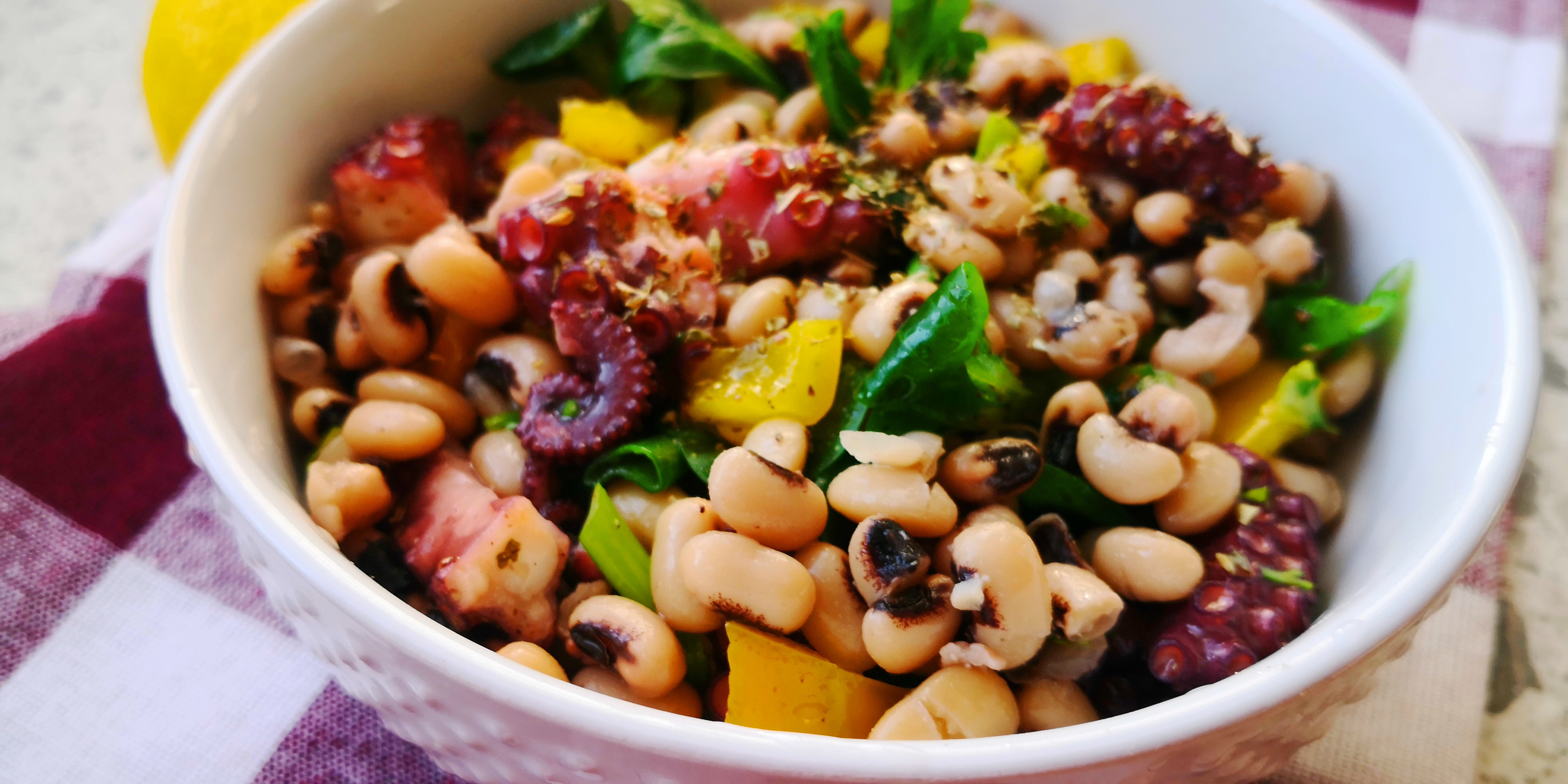 Reteta de salata mediteraneana de caracatita cu fasole ochi negri