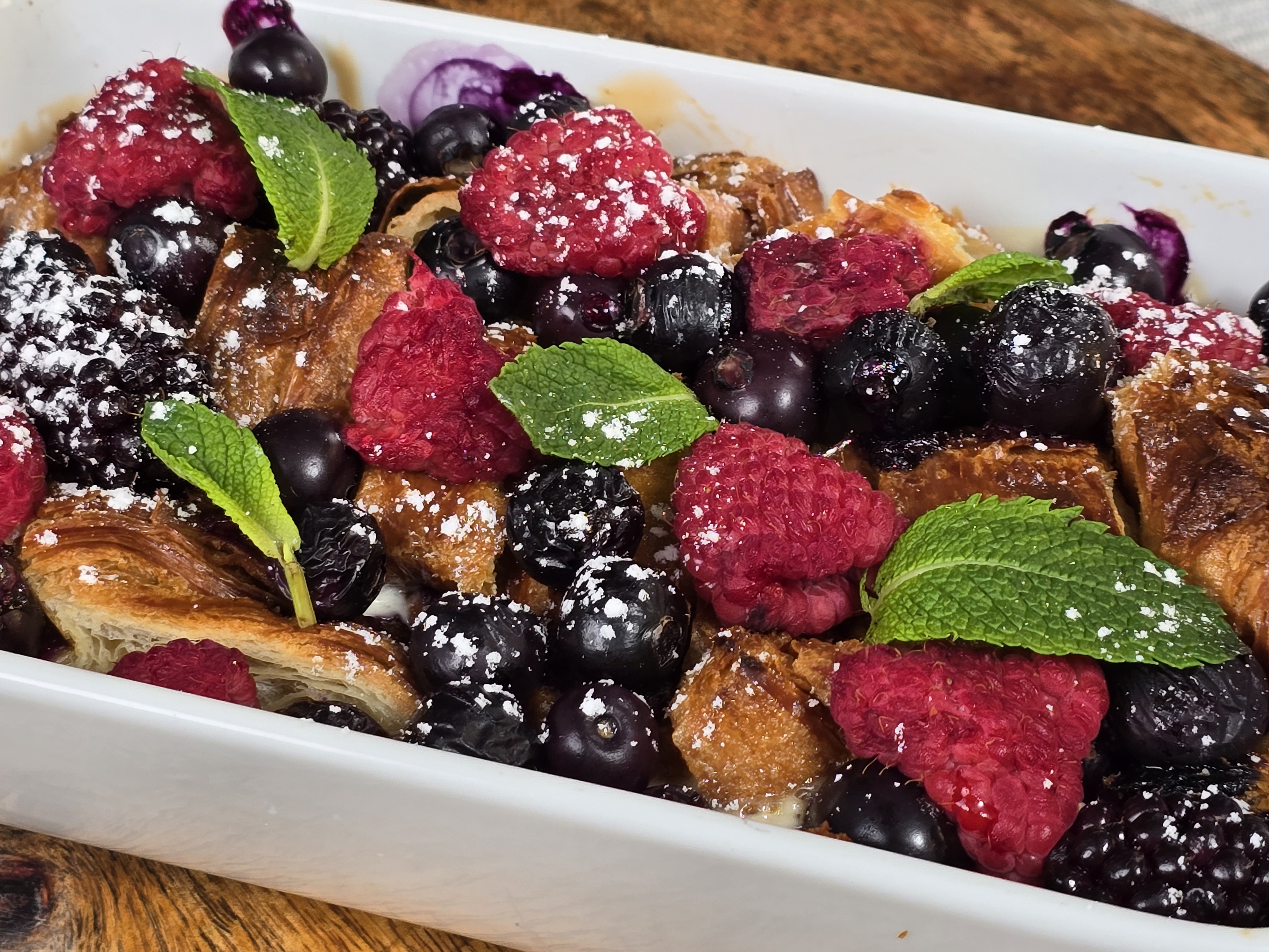 Budincă de croissante cu fructe de pădure