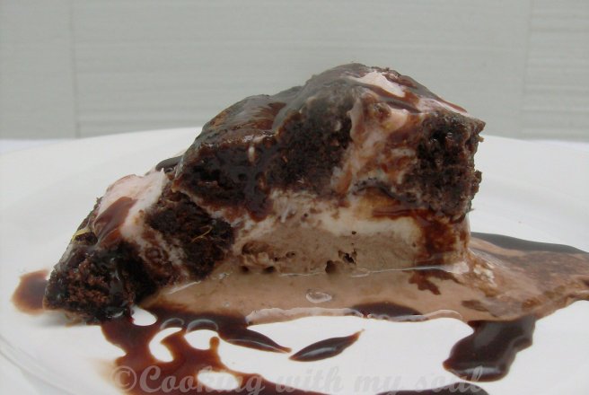 Bomba de inghetata invelita in rulada de cacao