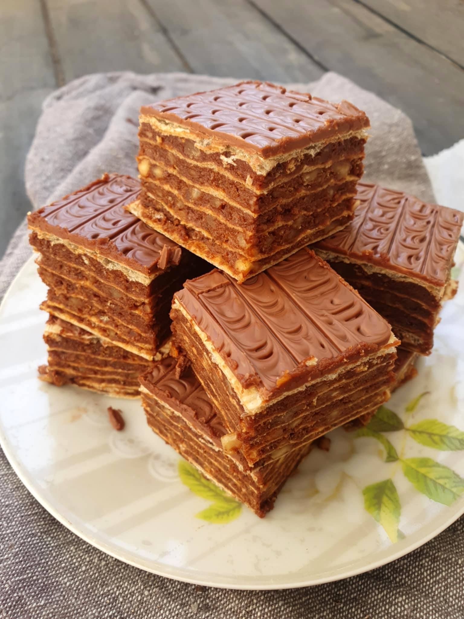 Prajitura cu foi de napolitane si crema de biscuiti - Gustoasa si spornica