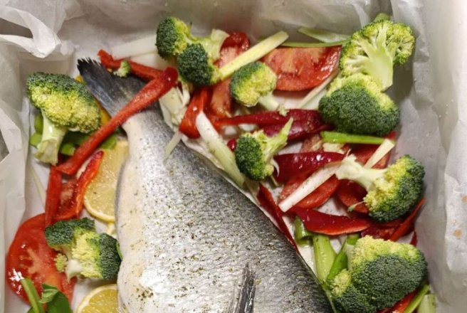 Dorada cu roșii, ardei și brocoli - Rețeta simplă și gustoasă