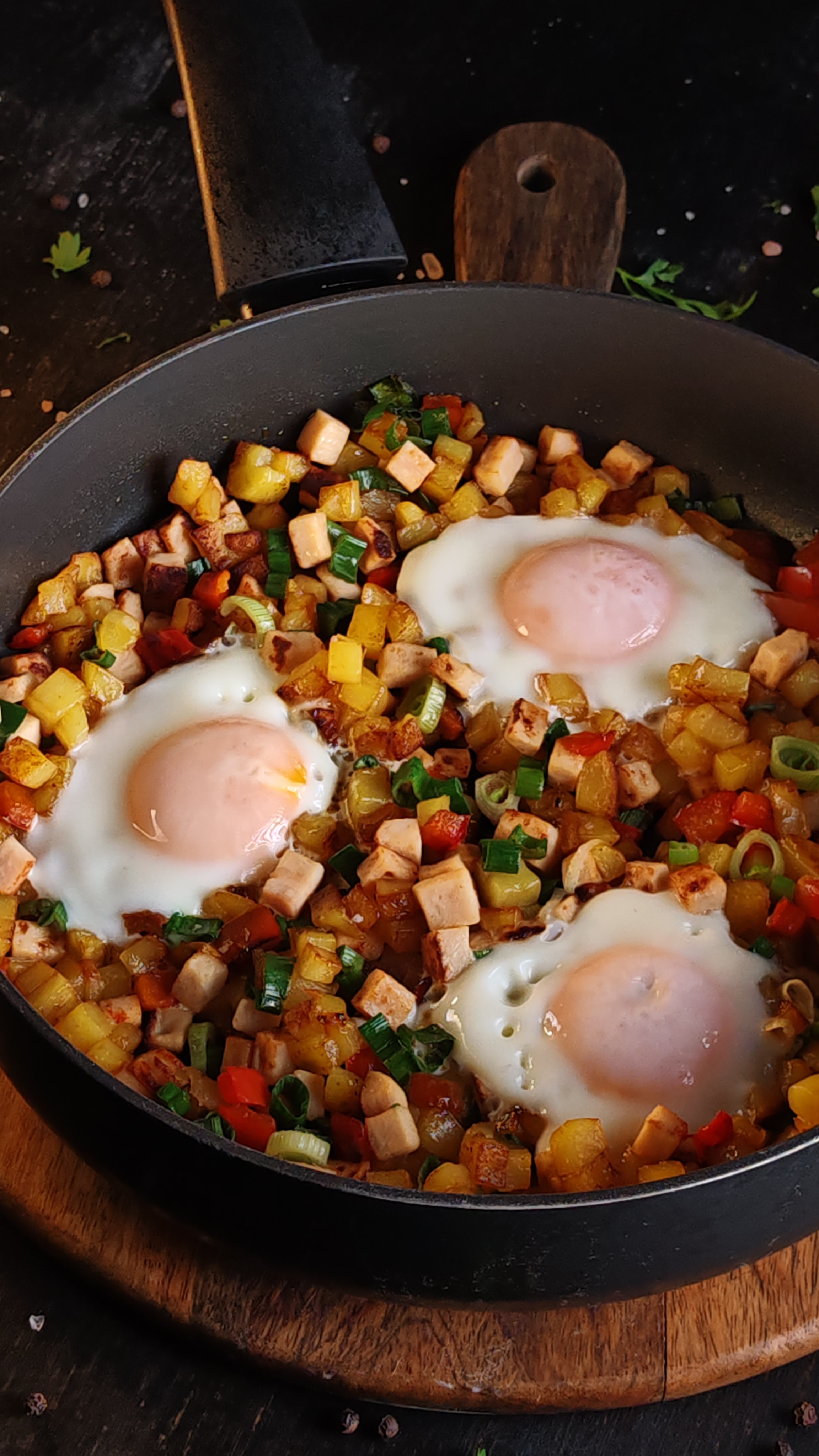 Cartofi prăjiți cu ouă ochiuri - Rețeta îmbunătățită și gustoasă