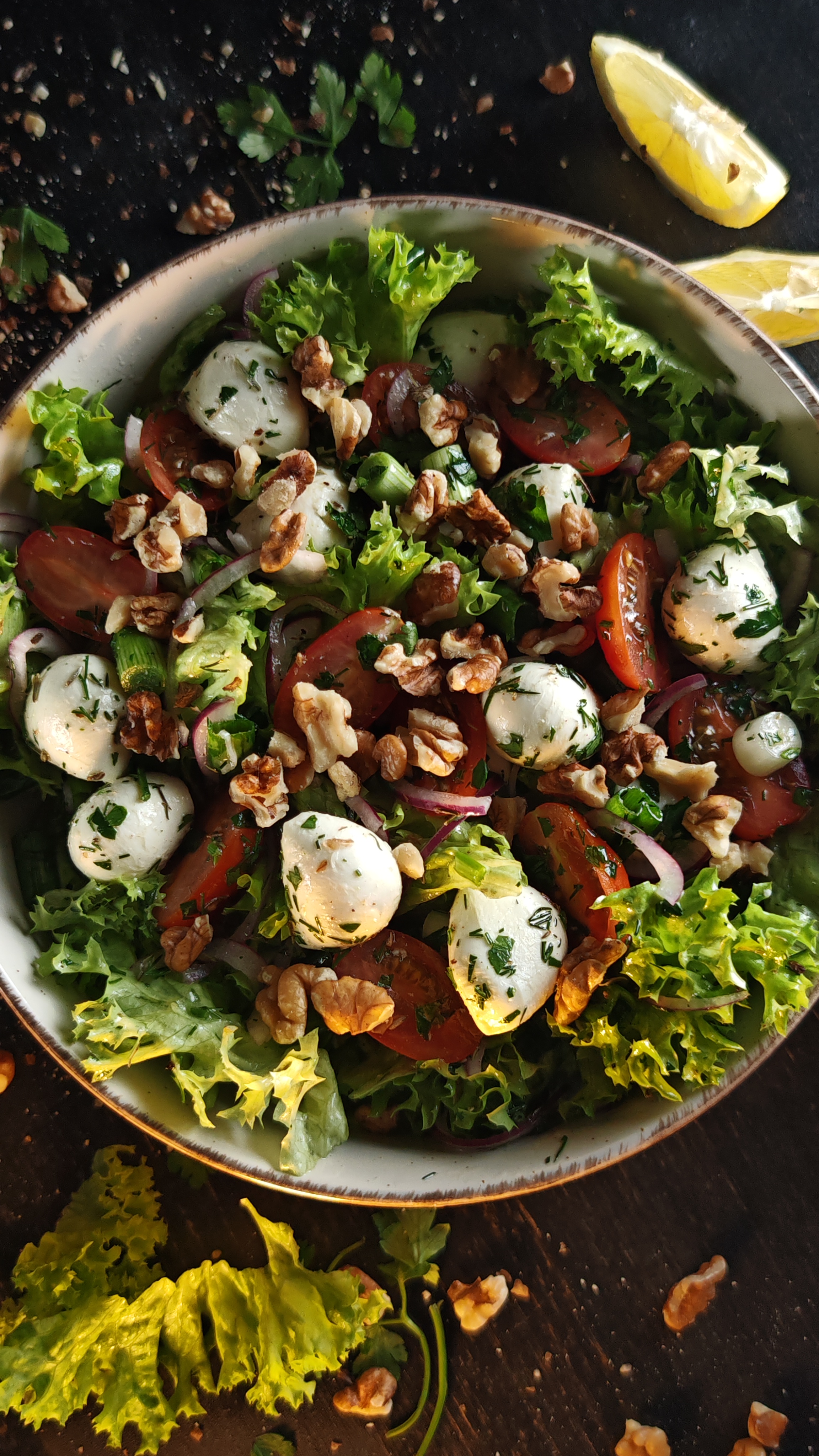 Salată cu mozzarella și roșii cherry - Savoare și culoare într-o rețetă rapidă