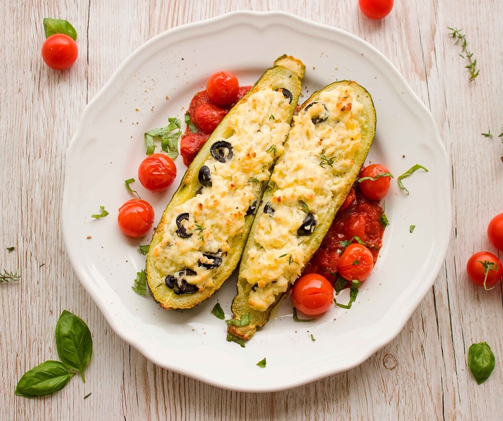 Dovlecei umpluti cu crema de branza, mozzarella si masline – reteta simpla la cuptor