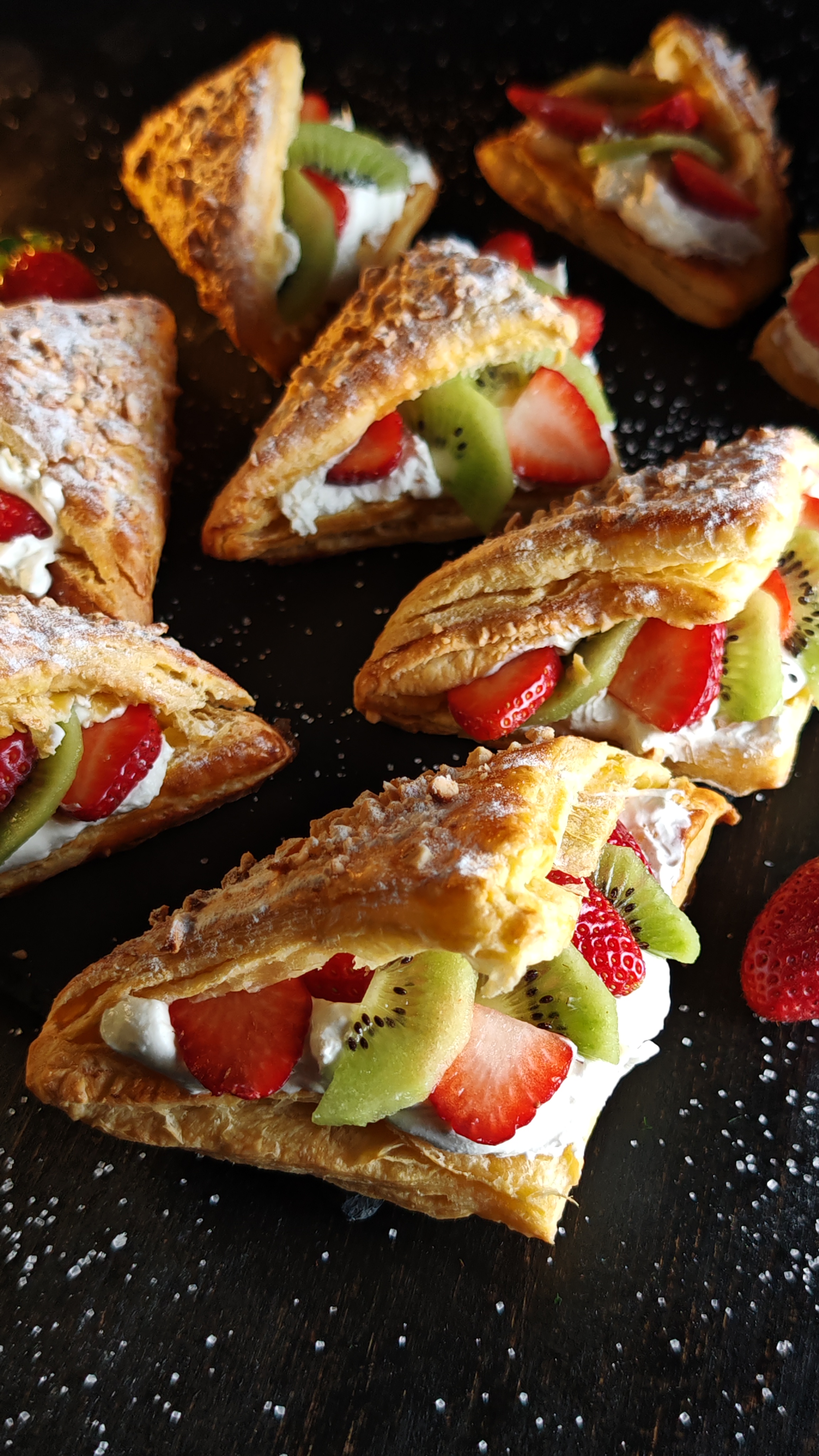 Trigoane cu cremă mascarpone și fructe - Desert rapid și delicios