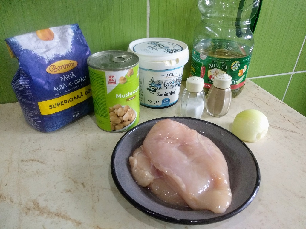 Ciulama din piept de pui, cu ciupercuțe și smântână - Gustoasă si rapidă