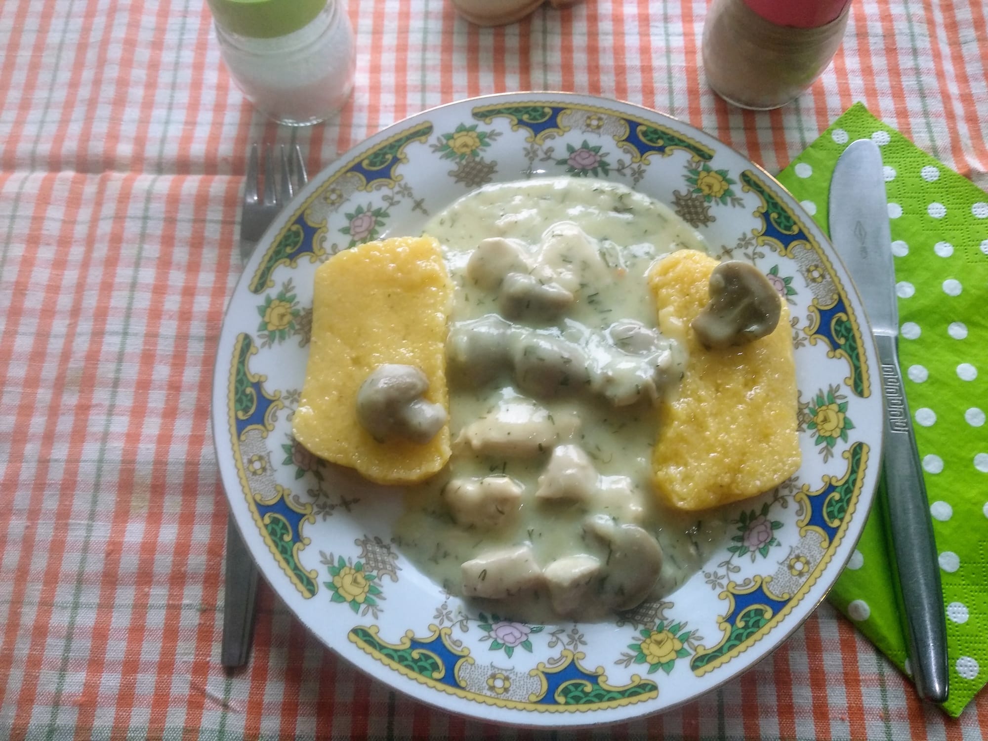 Ciulama din piept de pui, cu ciupercuțe și smântână - Gustoasă si rapidă