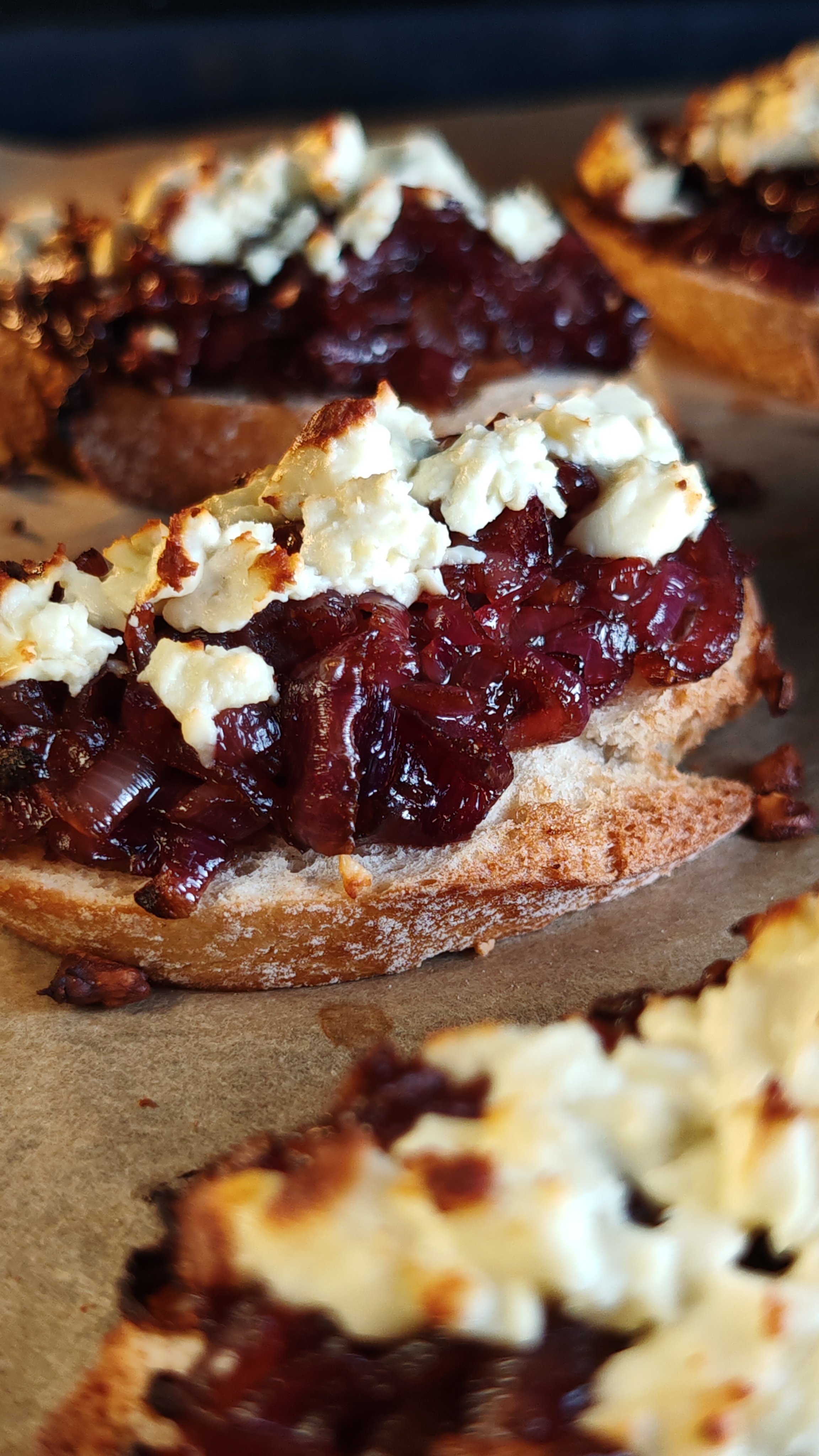 Bruschete cu ceapă caramelizată și feta - Gustarea delicioasă care te cucerește