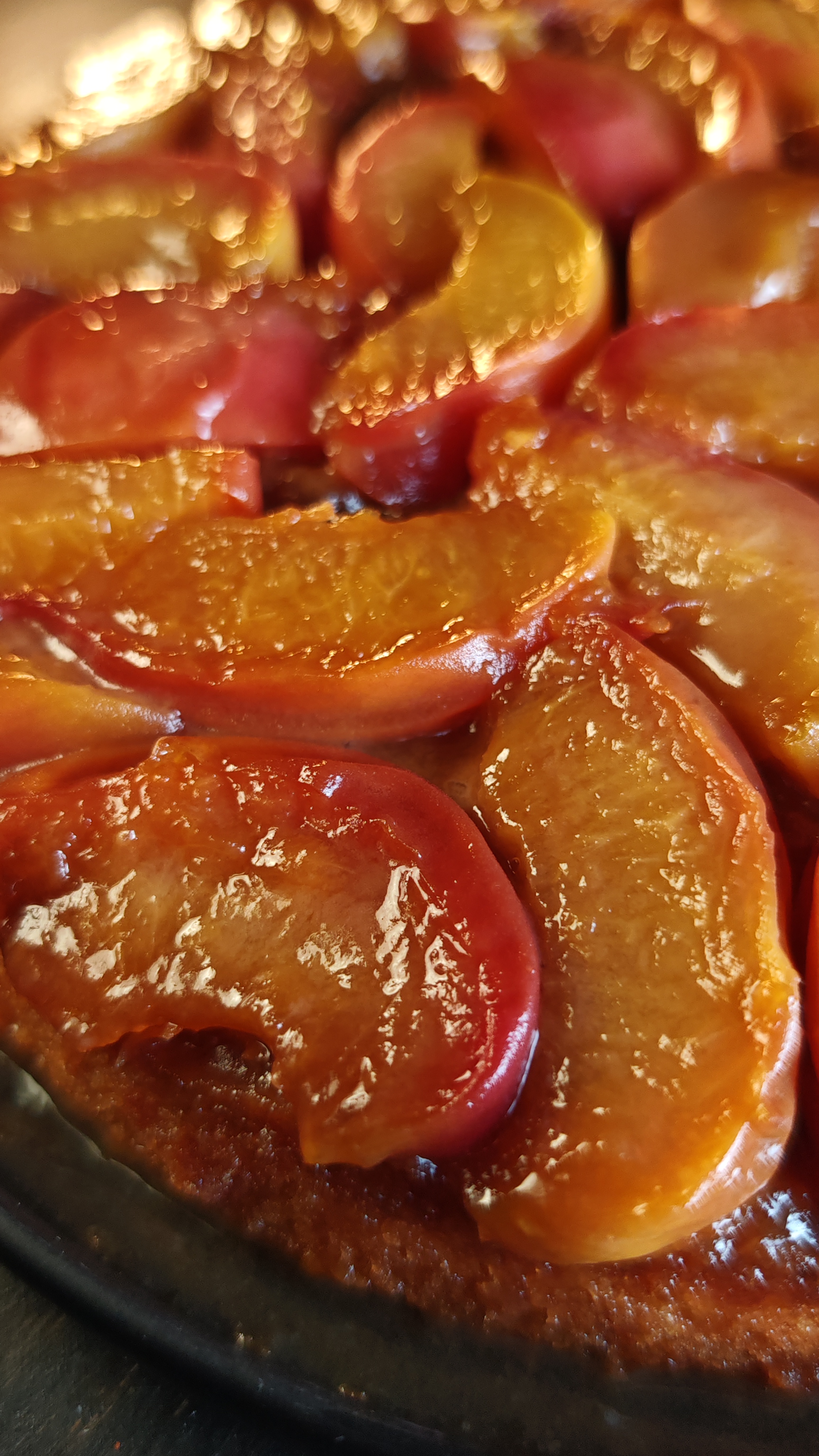 Prăjitură răsturnată cu piersici caramelizate - Rețeta delicioasă de vară