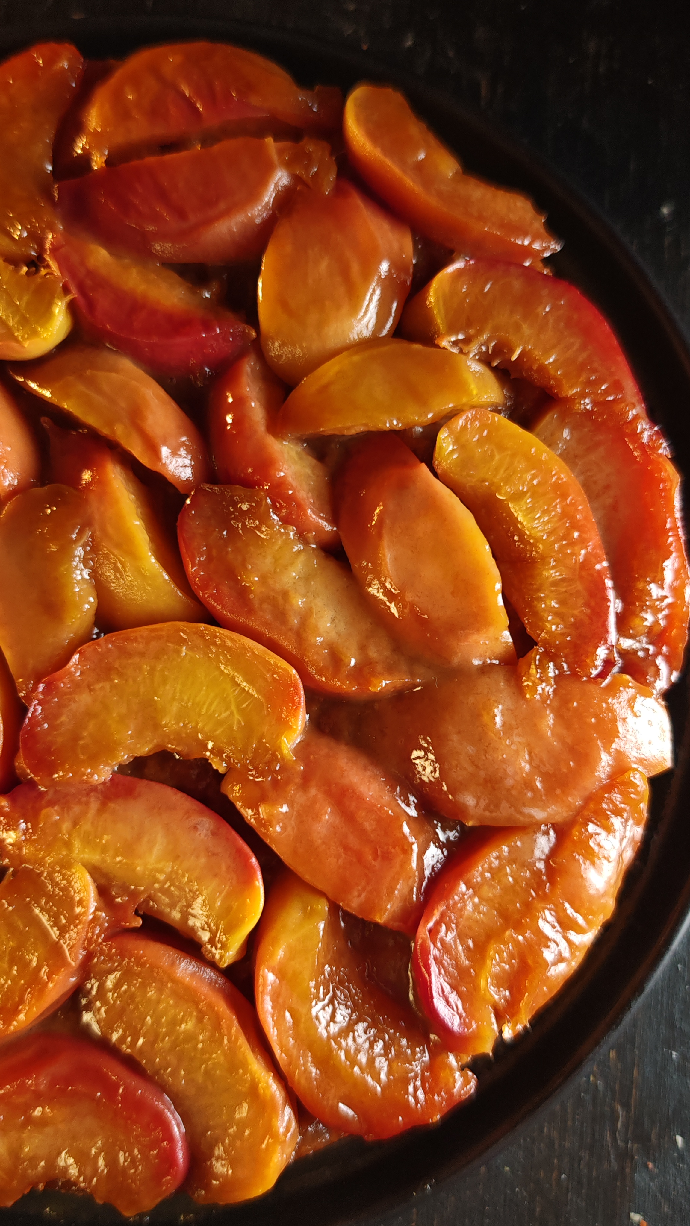 Prăjitură răsturnată cu piersici caramelizate - Rețeta delicioasă de vară