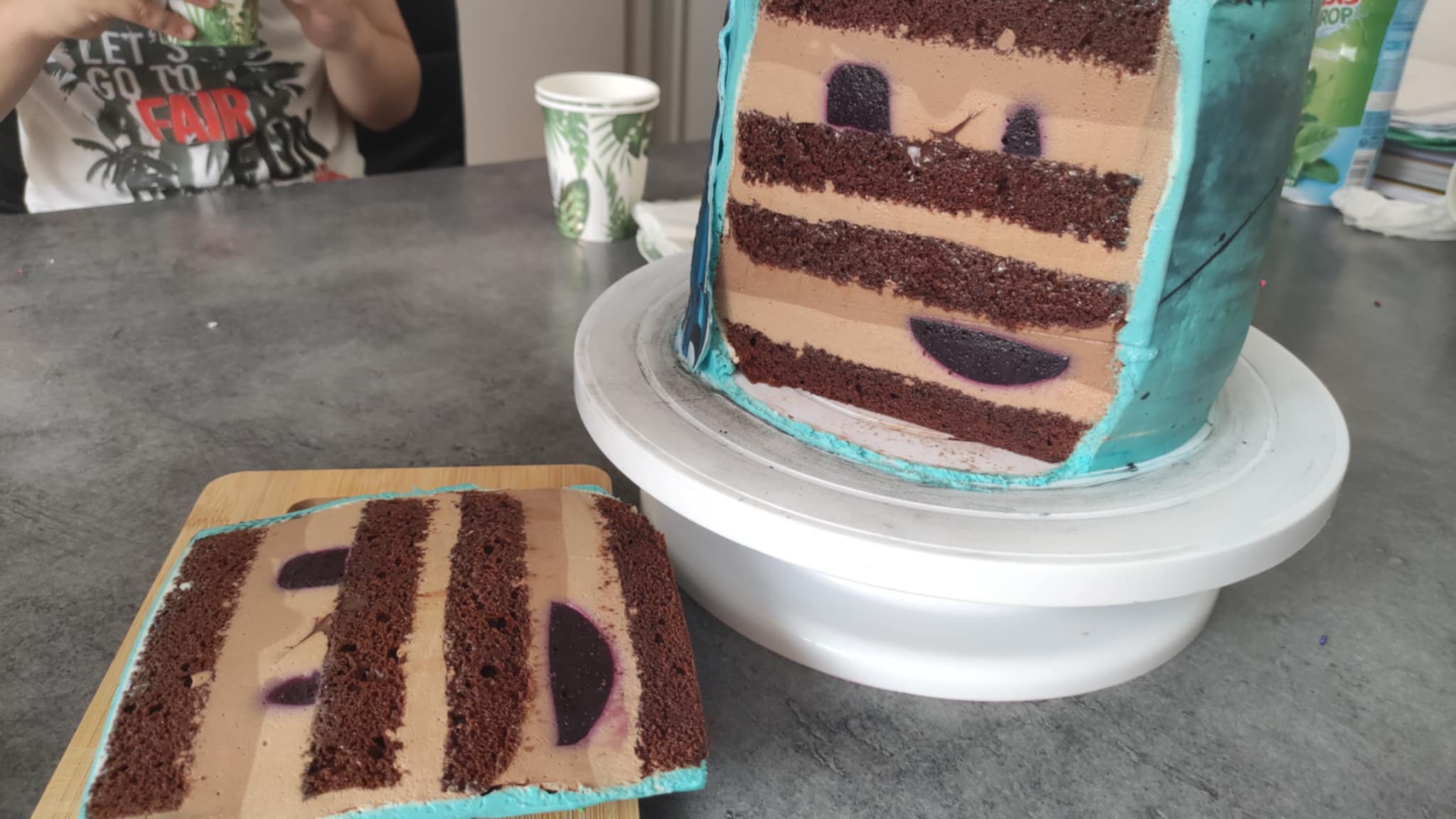 Tort cu bailey's, cafea si jeleu de afine