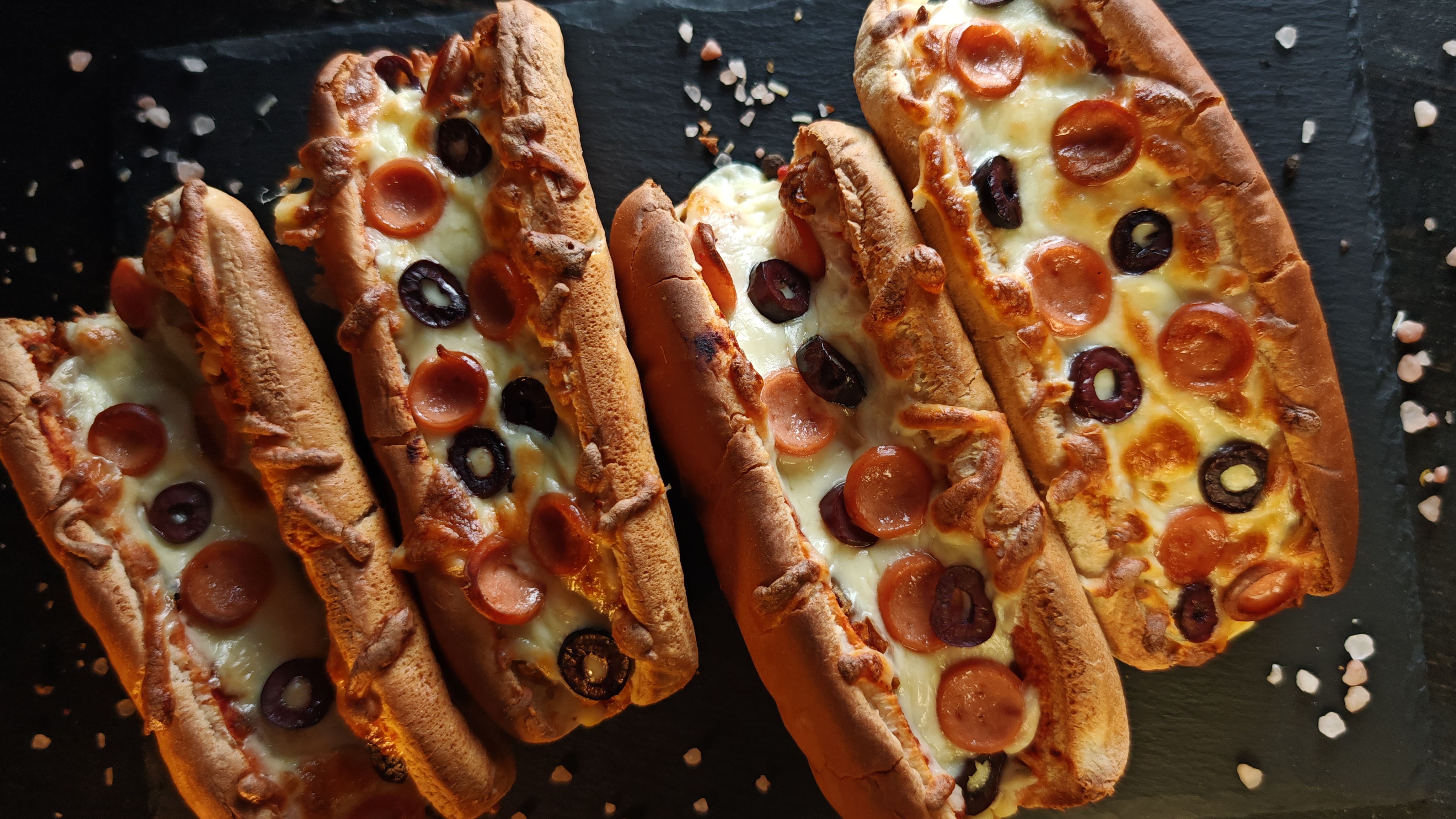 Hotdog pizza - Cea mai savuroasă combinație de fast food la tine acasă